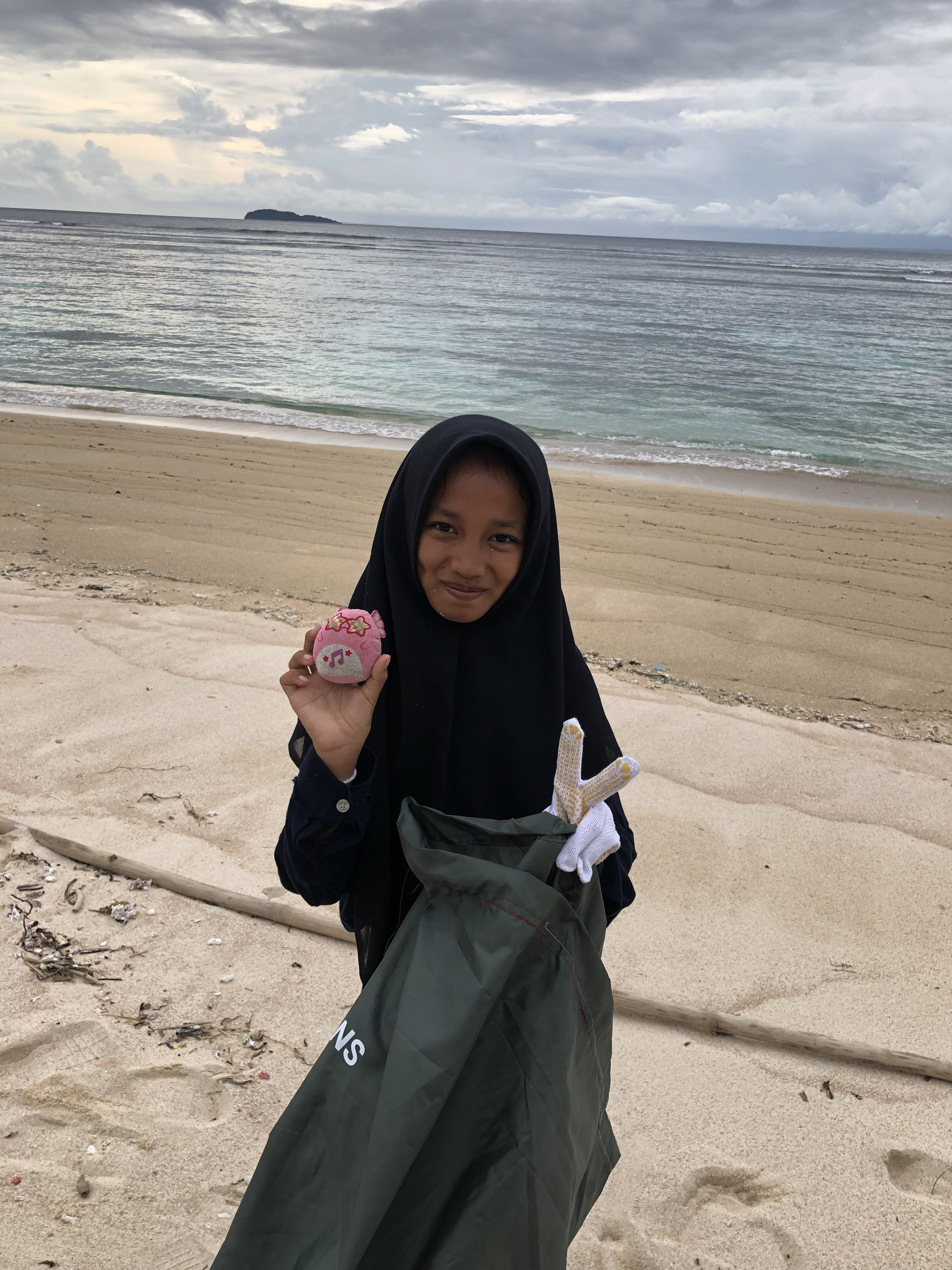 Volunteers and Community Members Clean Up “Sunday Beach” in Kertasari