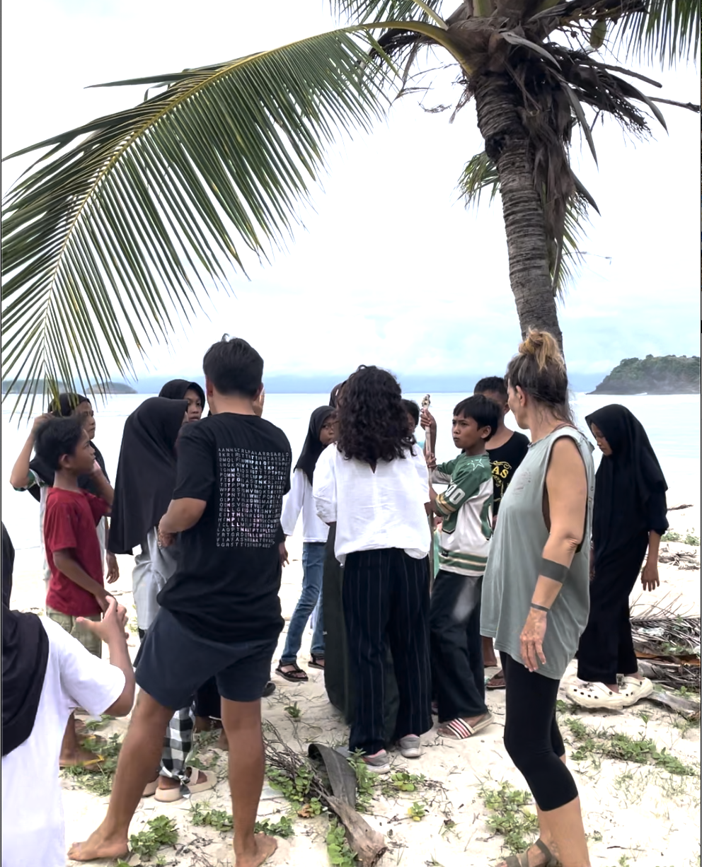 Cleanup briefing among the volunteers